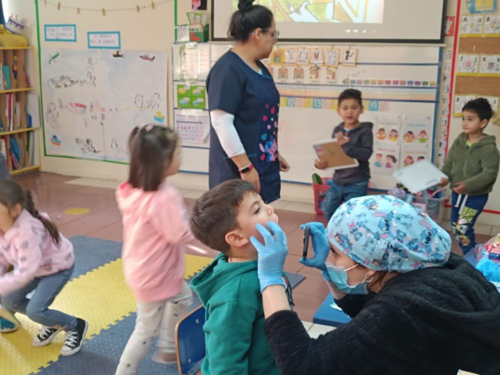 “Sembrando Sonrisas” para la Prevención de Caries Dental en Párvulos