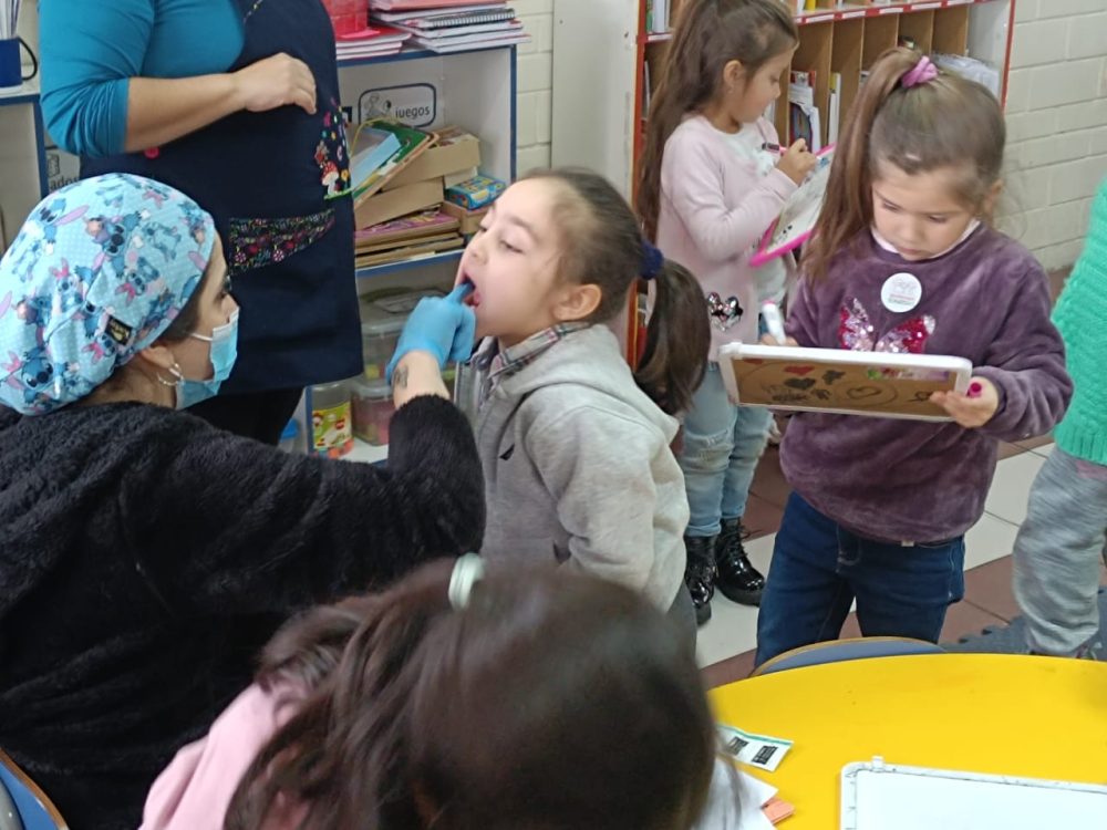 “Sembrando Sonrisas” para la Prevención de Caries Dental en Párvulos