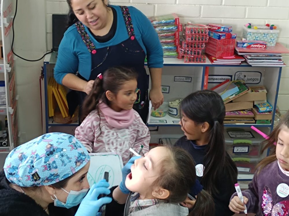 “Sembrando Sonrisas” para la Prevención de Caries Dental en Párvulos