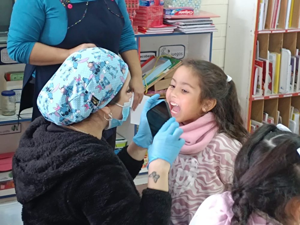 “Sembrando Sonrisas” para la Prevención de Caries Dental en Párvulos