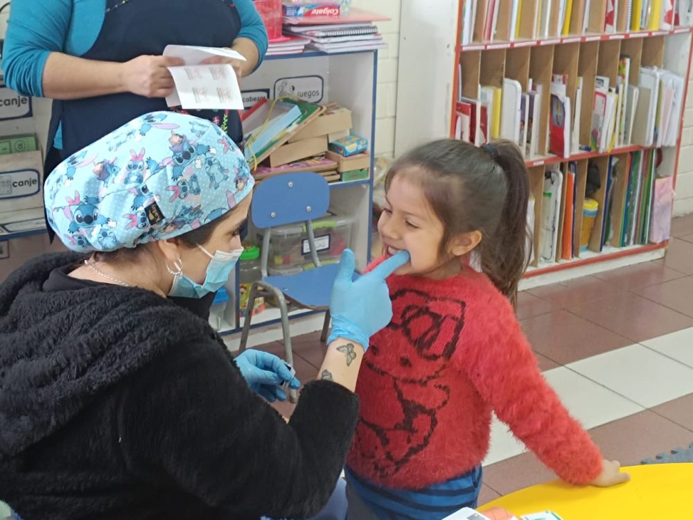 “Sembrando Sonrisas” para la Prevención de Caries Dental en Párvulos