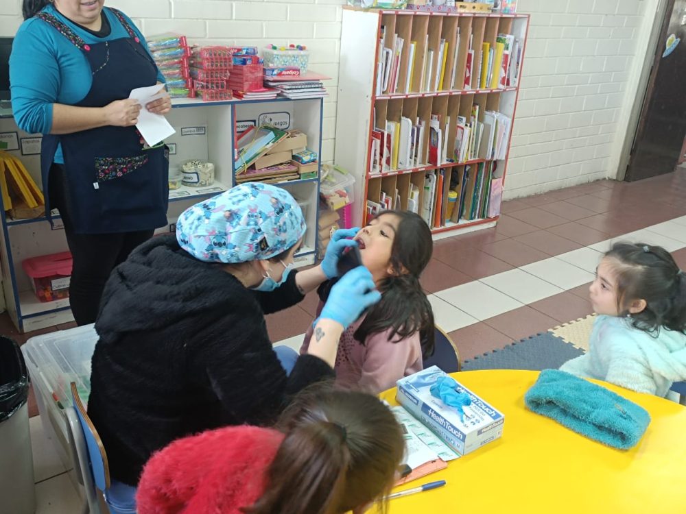 “Sembrando Sonrisas” para la Prevención de Caries Dental en Párvulos