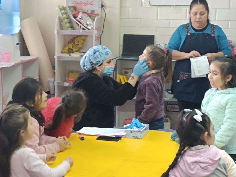 “Sembrando Sonrisas” para la Prevención de Caries Dental en Párvulos