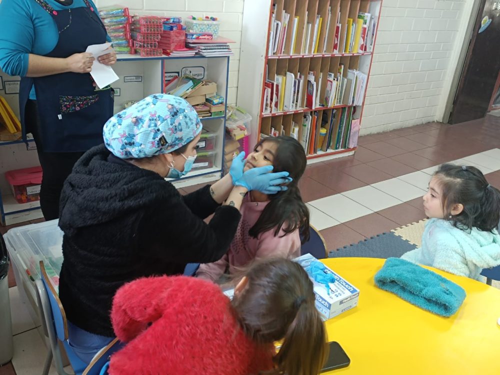 “Sembrando Sonrisas” para la Prevención de Caries Dental en Párvulos