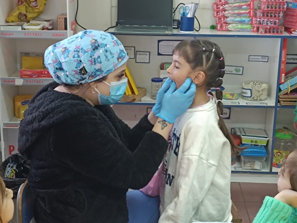 “Sembrando Sonrisas” para la Prevención de Caries Dental en Párvulos