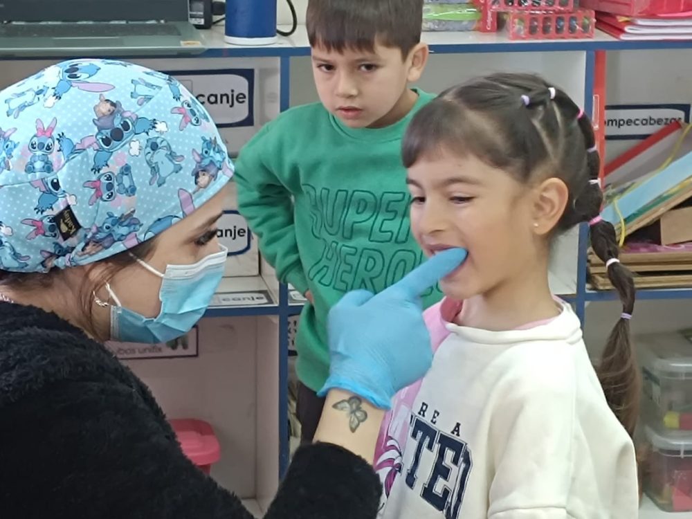 “Sembrando Sonrisas” para la Prevención de Caries Dental en Párvulos