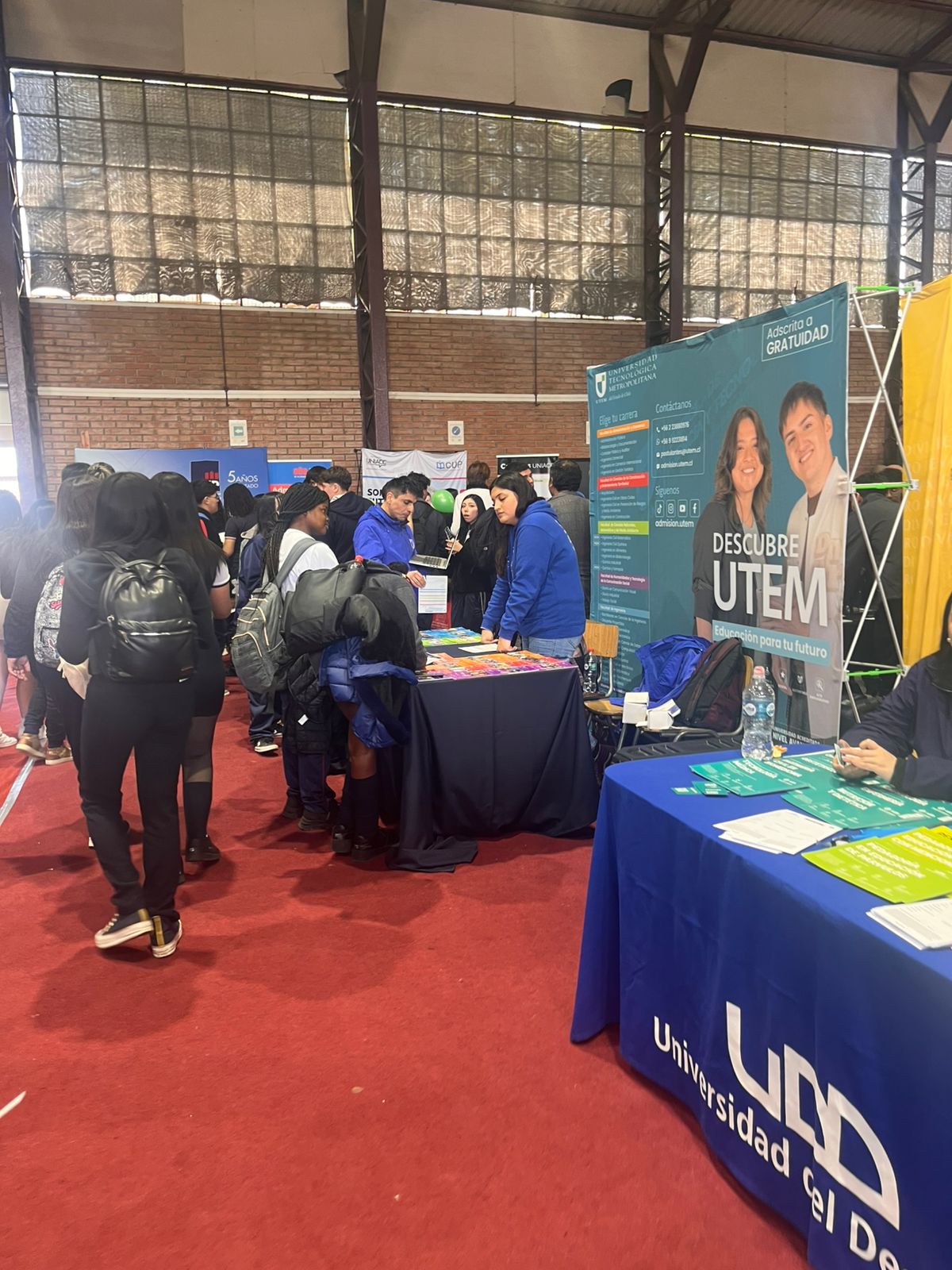 ¡Nuestros Estudiantes de Visita en la Feria Universitaria del Liceo Mixto!