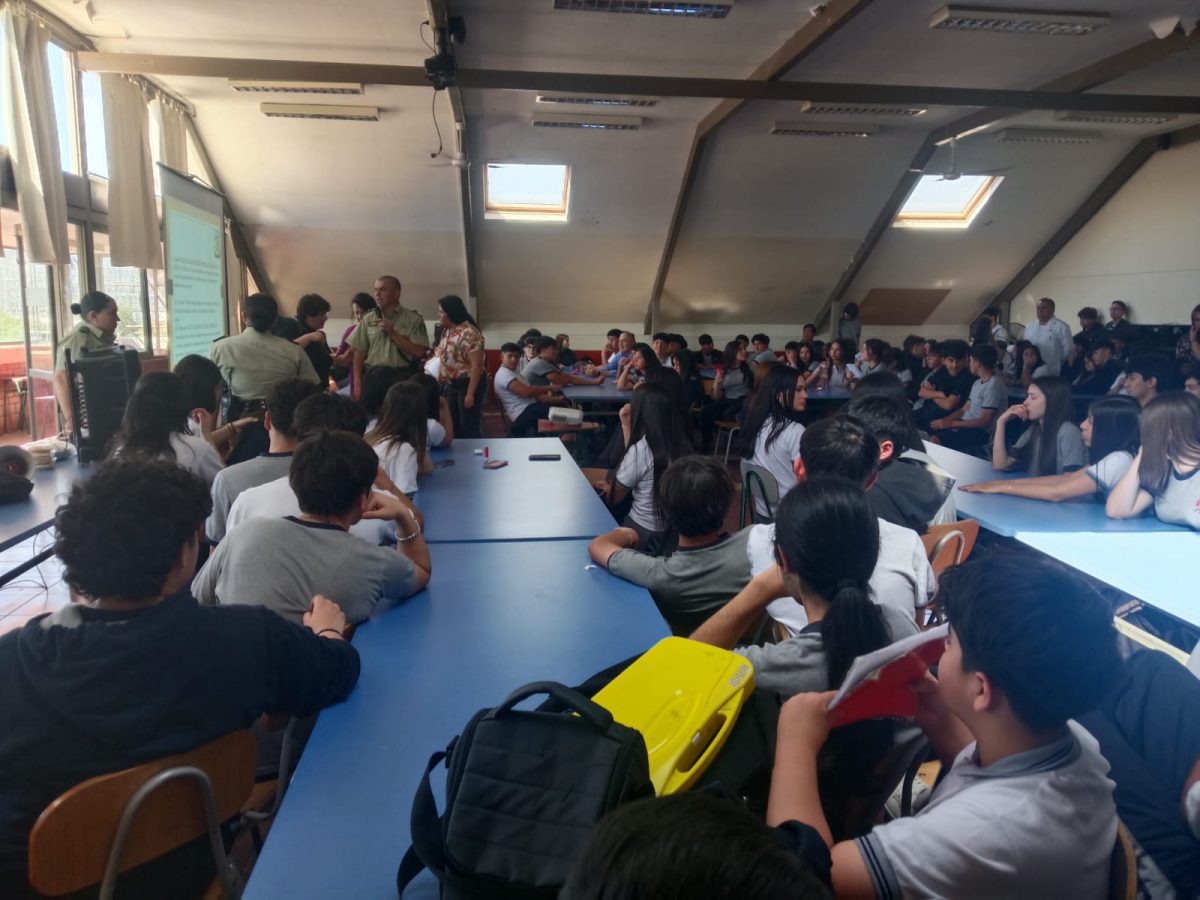 Carabineros orienta a estudiantes en prevención del consumo de sustancias Ilicitas
