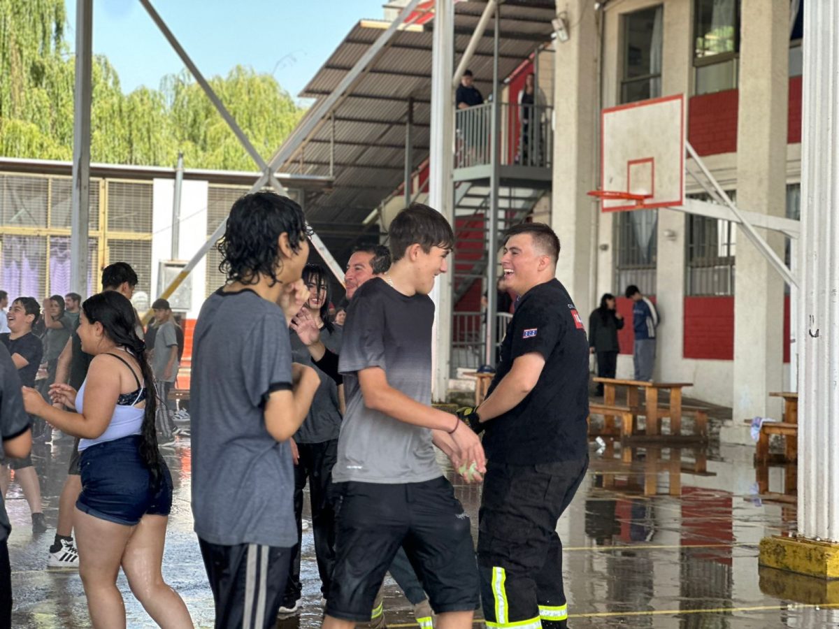 Bomberos visita nuestro colegio en una jornada llena de alegría y compromiso comunitario