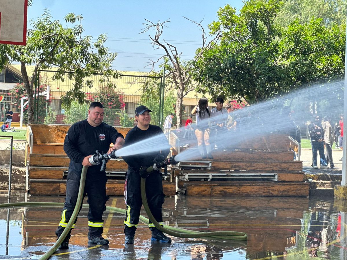 Bomberos visita nuestro colegio en una jornada llena de alegría y compromiso comunitario